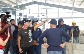 Alcalde Char durante la inspección de obras en El Playón.