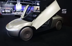 Fotografía de un automóvil de la marca Tesla. 