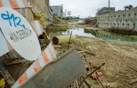 Agua estancada tras las excavaciones y las lluvias que han caído en Atlántico.