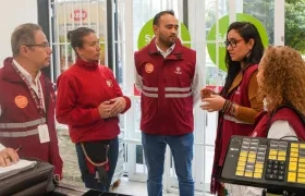 Personal del Ministerio de Trabajo en visita a la tienda D1.