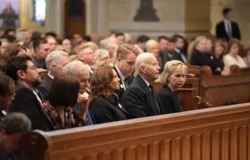 Joe Biden y Melissa Hortman en el funeral de la senadora Melissa Hortman.