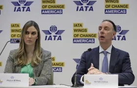 Peter Cerdá, vicepresidente regional de Asociación Internacional de Transporte Aéreo (IATA) junto a Paula Bernal, gerente general para Colombia.  IATA, 