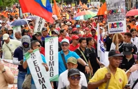 Cientos de personas salieron a las calles para marchar en apoyo a las reformas sociales.