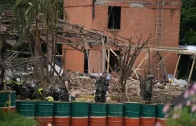  Integrantes de las Fuerzas Armadas en una de las áreas donde ocurrió una explosión este martes, en Cali. 