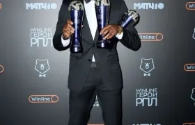 Jhon Córdoba posando con sus trofeos individuales.