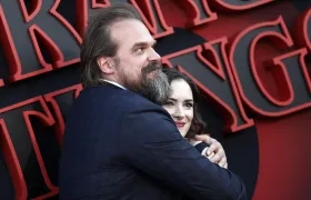  La actriz estadounidense Winona Ryder y el actor David Harbour. 