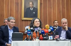 La senadora Angélica Lozano (centro).