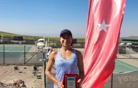 María Fernanda Herazo posando con su credencial de campeona de dobles.