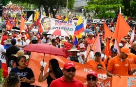 Cientos de personas salieron a las calles para marchar en apoyo a las reformas sociales. 