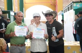 Alcalde Char entrega las certificaciones a los comerciantes. 