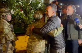 Los ministros de Defensa y del Interior recibieron a los militares rescatados. 