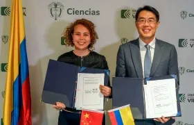 La ministra de Ciencias, Yesenia Olaya, y el Embajador de China en Colombia, Zhu Jingyang.