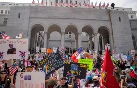 Protesta en Los Ángeles con pancartas 'No reyes'.