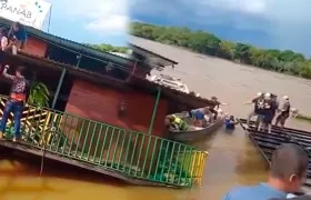 El gastrobar se encontraba sobre el río Manacacías.