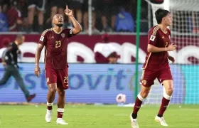 Salomón Rondón, de Venezuela, celebra su gol.