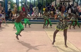 Niños y jóvenes bailan ritmos afrocaribeños.
