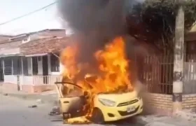 Quema de vehículo en Tuluá.