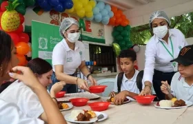  La gestora social de Puerto Colombia, Katherine De la Hoz, durante la entrega de alimentos.