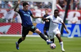 El colombiano Jhon Arias intenta superar la marca de Bastoni, del Inter de Milán. 