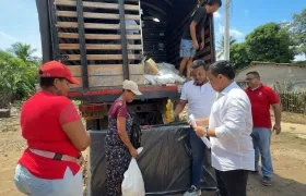Entrega de las ayudas humanitarias en Luruaco. 