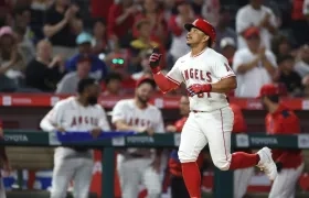 Gustavo Campero llegando al plato tras conectar jonrón en el séptimo inning. 