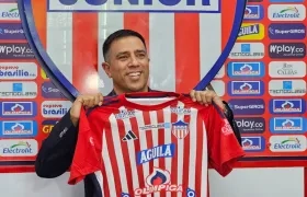 César Farías en su presentación oficial como técnico del Junior, el 5 de septiembre de 2024.