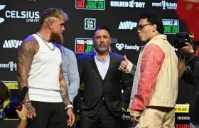 Jake Paul y Julio César Chávez Jr. y en medio de ellos Óscar De la Hoya.