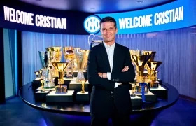 Cristian Chivu en la sala de trofeos del OInter de Milán tras firmar su contrato. 