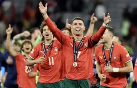 Cristiano Ronaldo festeja con sus compañeros la conquista de la Liga de Naciones.