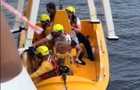 Momentos del rescate del padre y la niña tras caer de la borda de un crucero.