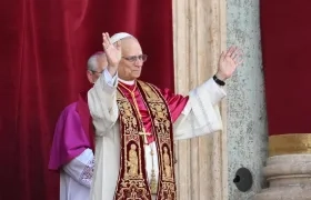 El Papa León XIV bendiciendo a los fieles desde el balcón de la Basílica de San Pedro en el Vaticano.