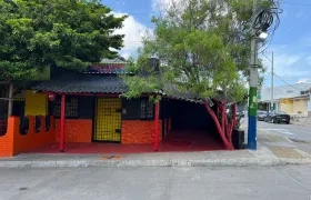 Fachada de la tienda que sufrió el ataque a bala en Barrio Abajo. 