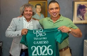 Alberto Gamero junto a Humberto Arias, presidente del Deportivo Cali. 