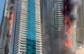 Momentos del incendio en el rascacielos de Dubái.