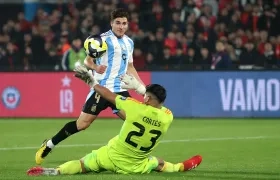 Julián Álvarez en la jugada donde marcó el gol de la victoria para Argentina. 
