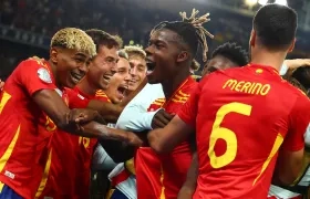 Lamine Yamal, Nico Williams y Mikel Merino festejan uno de los goles de España.