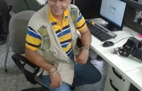 Luis Rodríguez Lezama en la sala de redacción de El Heraldo.