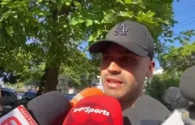 El portero uruguayo Mauro Silveira entregando declaraciones a los periodistas.