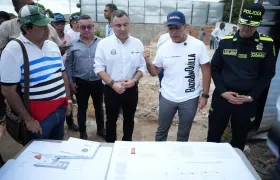 Alcalde Char revisa los planos de la estación de Policía. 