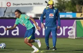 Raphinha, novedad de Brasil, con el entrenador Carlo Ancelotti. 