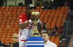 Hugo Rodallega besa el trofeo de campeón de la Liga obtenido con Santa Fe. 