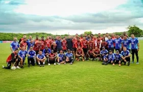 Santiago Mele con sus compañeros en la sede deportiva Adela de Char. 