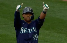 Dónovan Solano celebra tras remolcar dos carreras para los Marineros. 