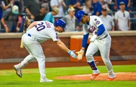 Juan Soto celebra en el plato con Pete Alonso tras conectarle jonrón a Didier Fuentes.