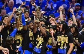 La celebración de los jugadores de Oklahoma Thunder tras ganar el título de la NBA.