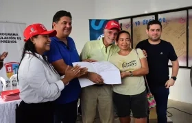 Gobernador Verano en la entrega de títulos de propiedad a los beneficiarios.