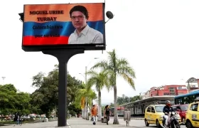 Valla ubicada en Cali en respaldo del senador Miguel Uribe Turbay.