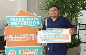 Estudiante con su recompensa por haber referido.