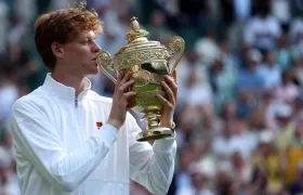 Jannik Sinner besando el trofeo de campeón.