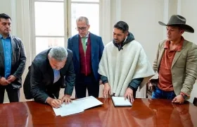 Firma del acuerdo entre los arroceros y Gobierno.